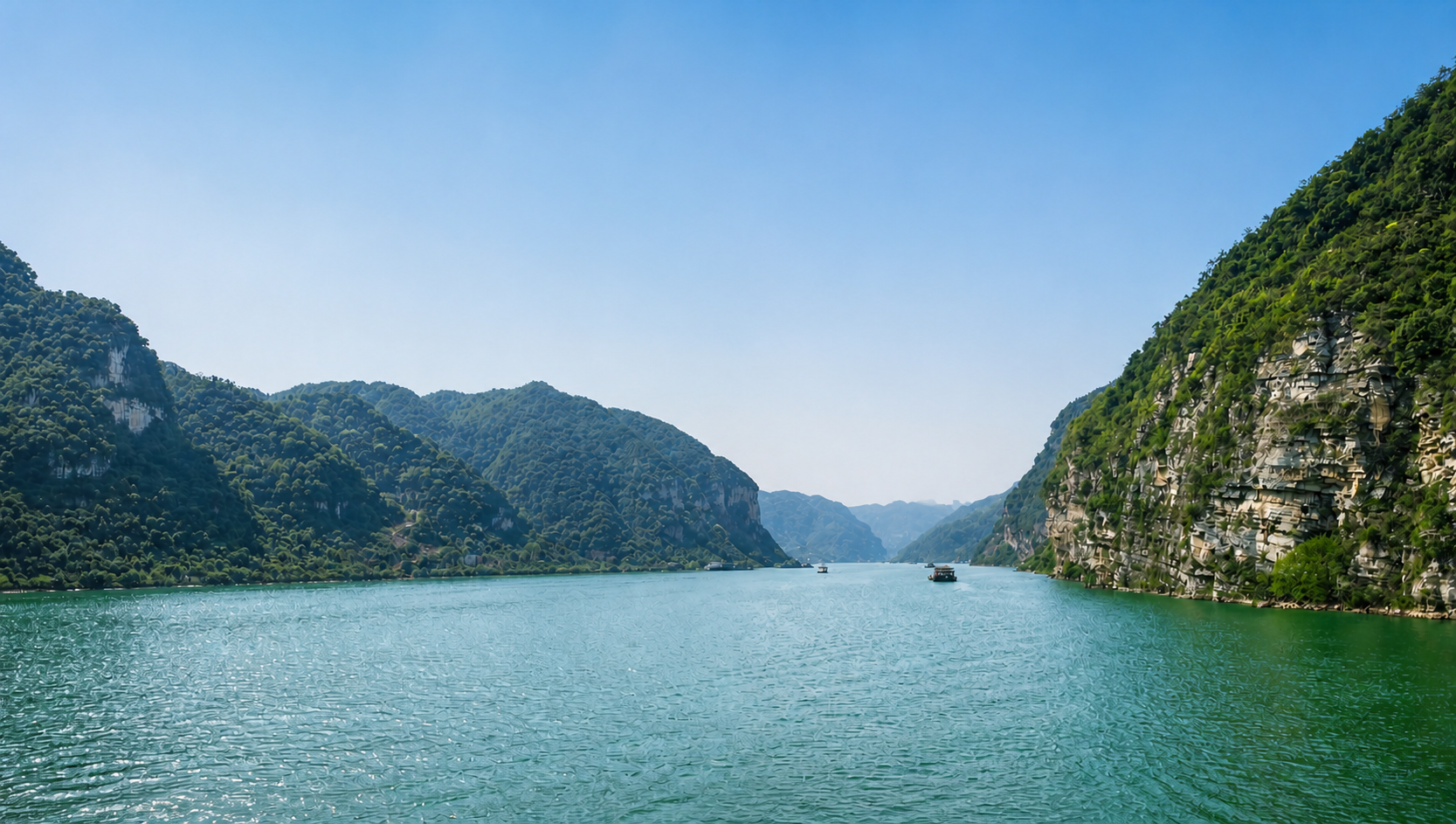 船入西陵峡，山线渐次柔缓，三峡的第一道门