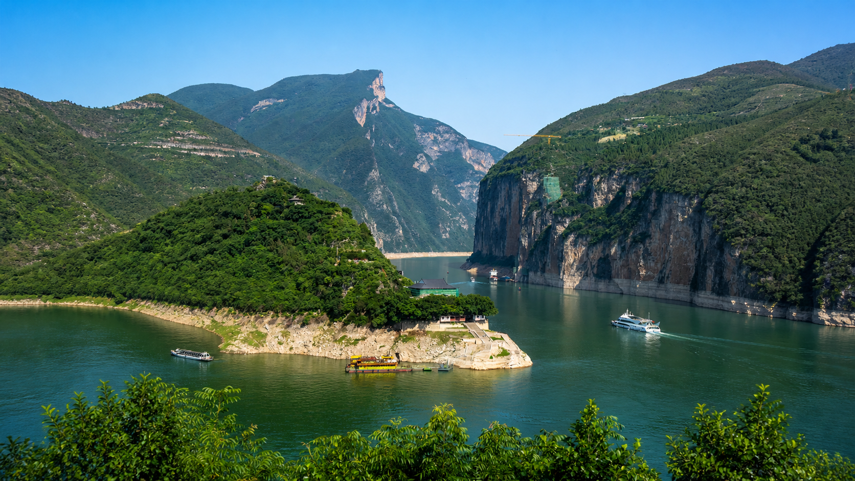 船过瞿塘峡，夔门在两岸间合拢，十元人民币的背面就在这里